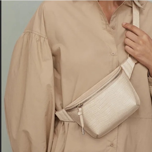 H&M Belt Bag Crocodile Pattern Light Gray NWOT - Picture 5 of 8